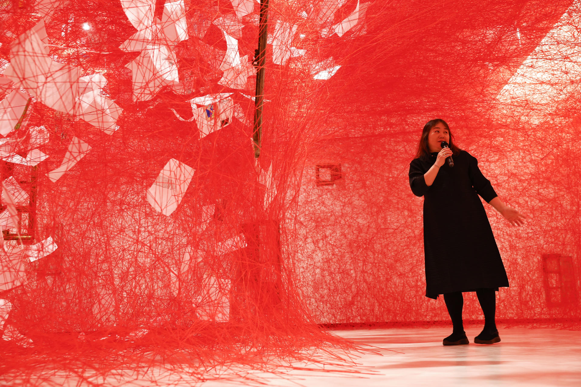 La artista japonesa Chiharu Shiota ha presentado este martes una exposición monográfica en Azkuna Zentroa-Alhóndiga Bilbao. EFE/ Miguel Toña