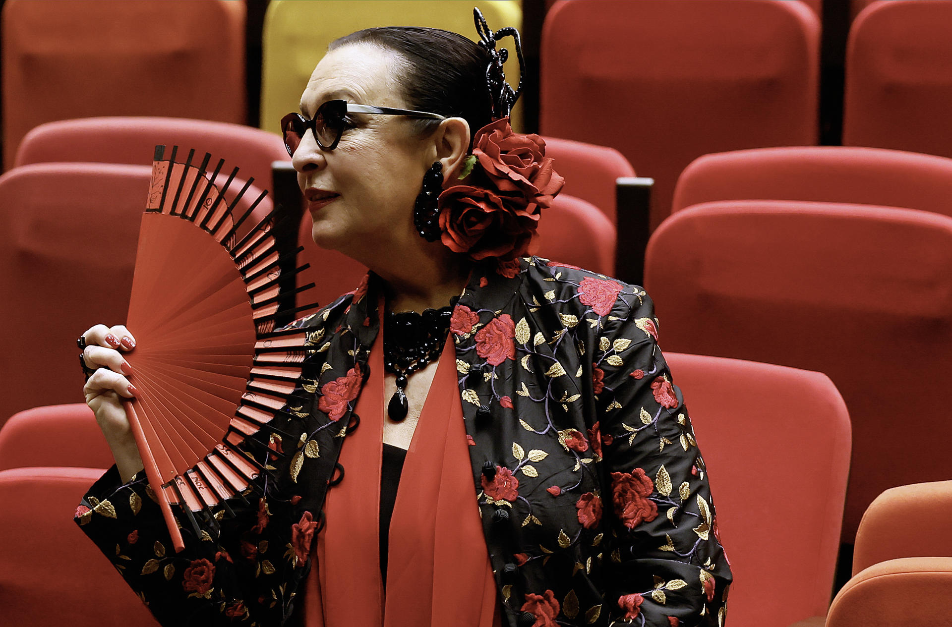Martirio -Maribel Quiñones Gutiérrez- posa durante una entrevista con EFE en el Teatro Cartuja Center de Sevilla, en el que presentará su nuevo trabajo, 'Al sur del tango' este viernes y emprenderá una gira con la que recorrerá España y quiere llevar a Suramérica. EFE/José Manuel Vidal