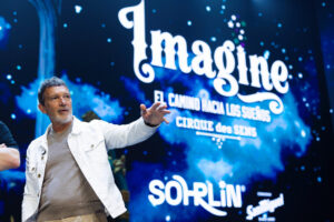 El actor y director Antonio Banderas tras el pase gráfico este viernes del espectáculo de circo 'Imagine.El camino hacia los sueños', que se reestrena en el Espacio Sohrlin Andalucía en Málaga, un proyecto que admite que es todavía "muy pequeño", pero que sigue dirigiéndose hacia lo que soñó. EFE/Carlos Díaz.