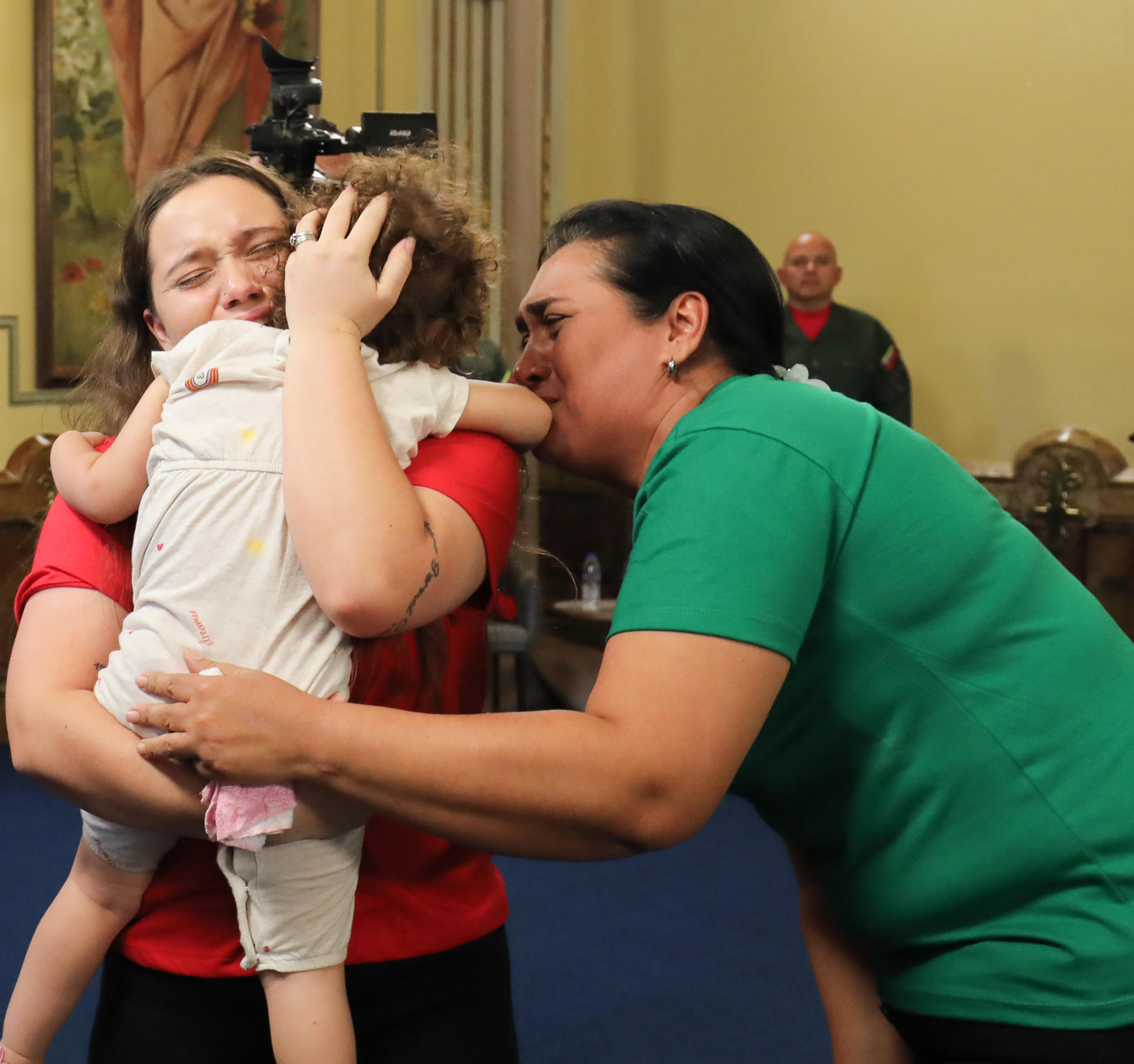 Fotografía cedida por Prensa del Palacio de Miraflores donde se observa a Yorely Bernal (i) y su hija Maikelys Espinoza este miércoles, en Caracas (Venezuela). EFE/ Prensa del Palacio de Miraflores