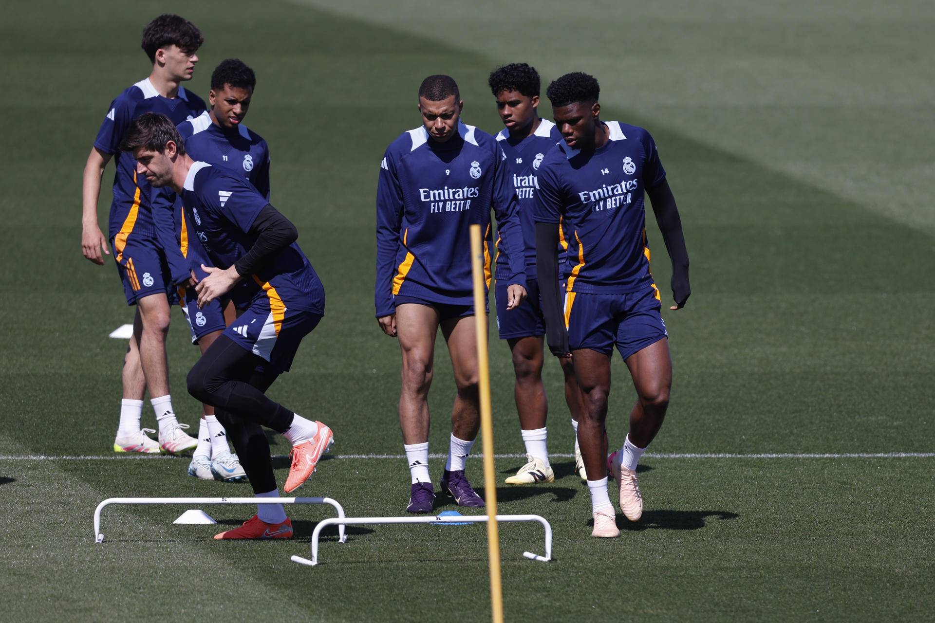 Los jugadores del Real Madrid, Kylian Mbappé (c), Thibaut Courtois (c) y Aurélien Tchouaméni (d) durante el entrenamiento del equipo celebrada en Valdebebas, Madrid este martes antes de su enfrentamiento liguero de mañana contra el Mallorca. EFE/ Javier Lizón