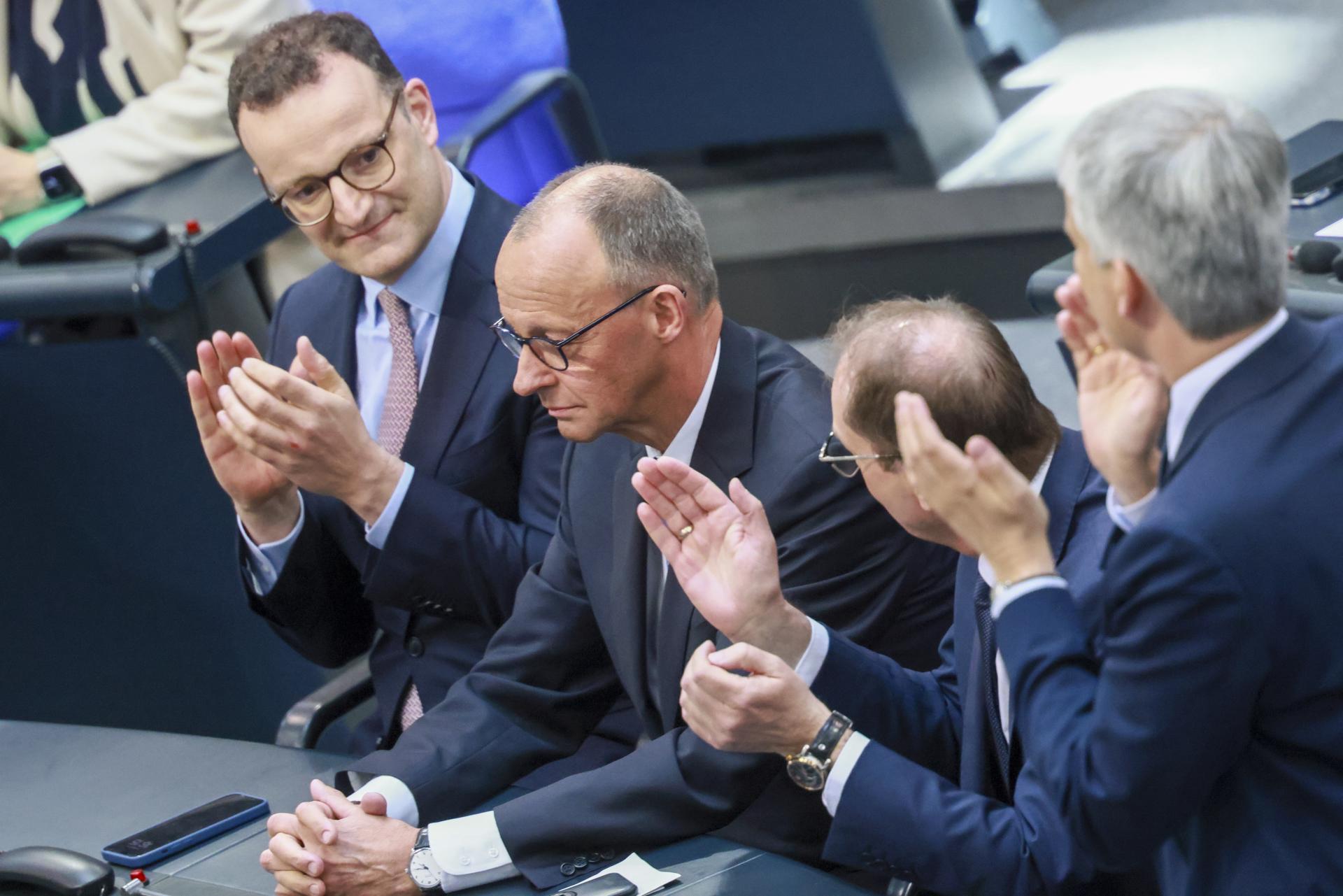 El recién elegido canciller alemán y presidente de la Unión Demócrata Cristiana (CDU), Friedrich Merz (2-I), recibe aplausos tras la segunda ronda de votación en el Bundestag en Berlín, Alemania, 06 de mayo de 2025. Se espera que el nuevo gobierno alemán se forme entre los partidos de la Unión de la Unión Demócrata Cristiana (CDU) y la Unión Social Cristiana (CSU) y el socio de coalición Partido Socialdemócrata (SPD). (Alemania) EFE/EPA/HANNIBAL HANSCHKE