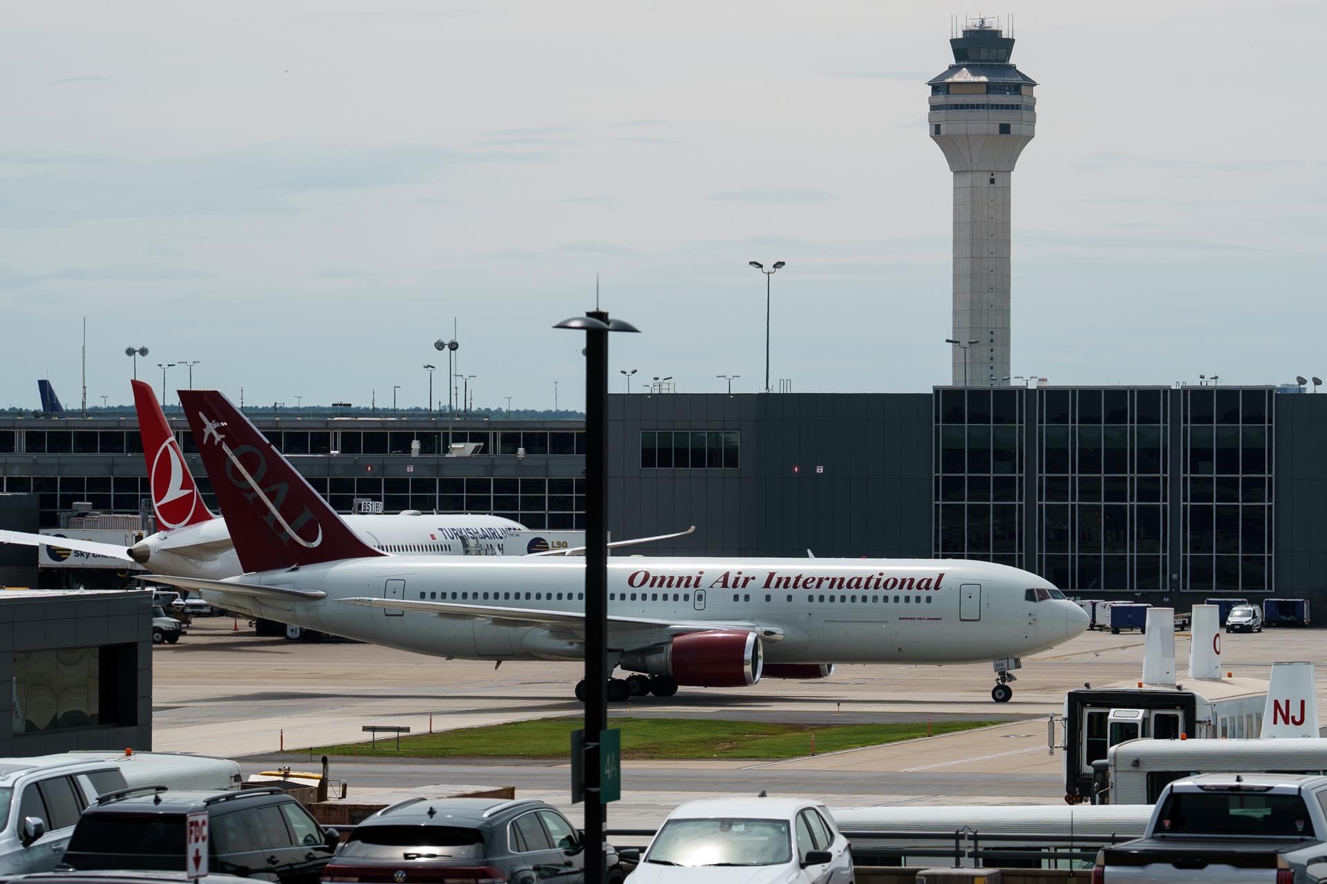 Un vuelo chárter de Omni Air International procedente de Sudáfrica aterriza en el Aeropuerto Internacional Dulles, Dulles, Virginia, EE.UU., el 12 de mayo de 2025. EFE/EPA/WILL OLIVER