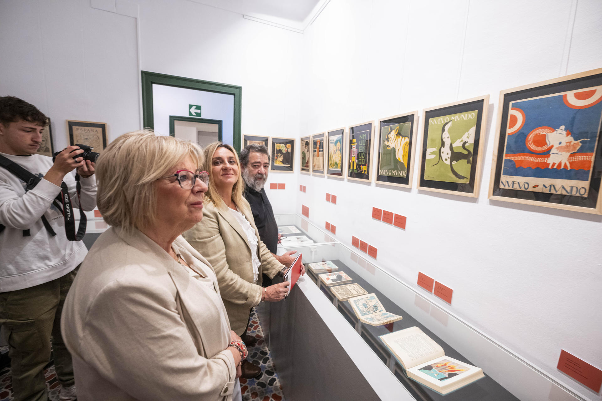 La alcaldesa de Granada, Marifrán Carazo(c), junto a varias obras de la muestra Impresiones y Paisajes Gráficos. Publicaciones de 1898 a 1936, una exposición en torno a García Lorca dedicada a la ilustración gráfica sobre su obra y su figura, una propuesta que permite además repasar la estética editorial y su evolución, y que se ha inaugurado este jueves en la Huerta de San Vicente, la que fue casa de Federico García Lorca en Granada capital. EFE/Miguel Ángel Molina