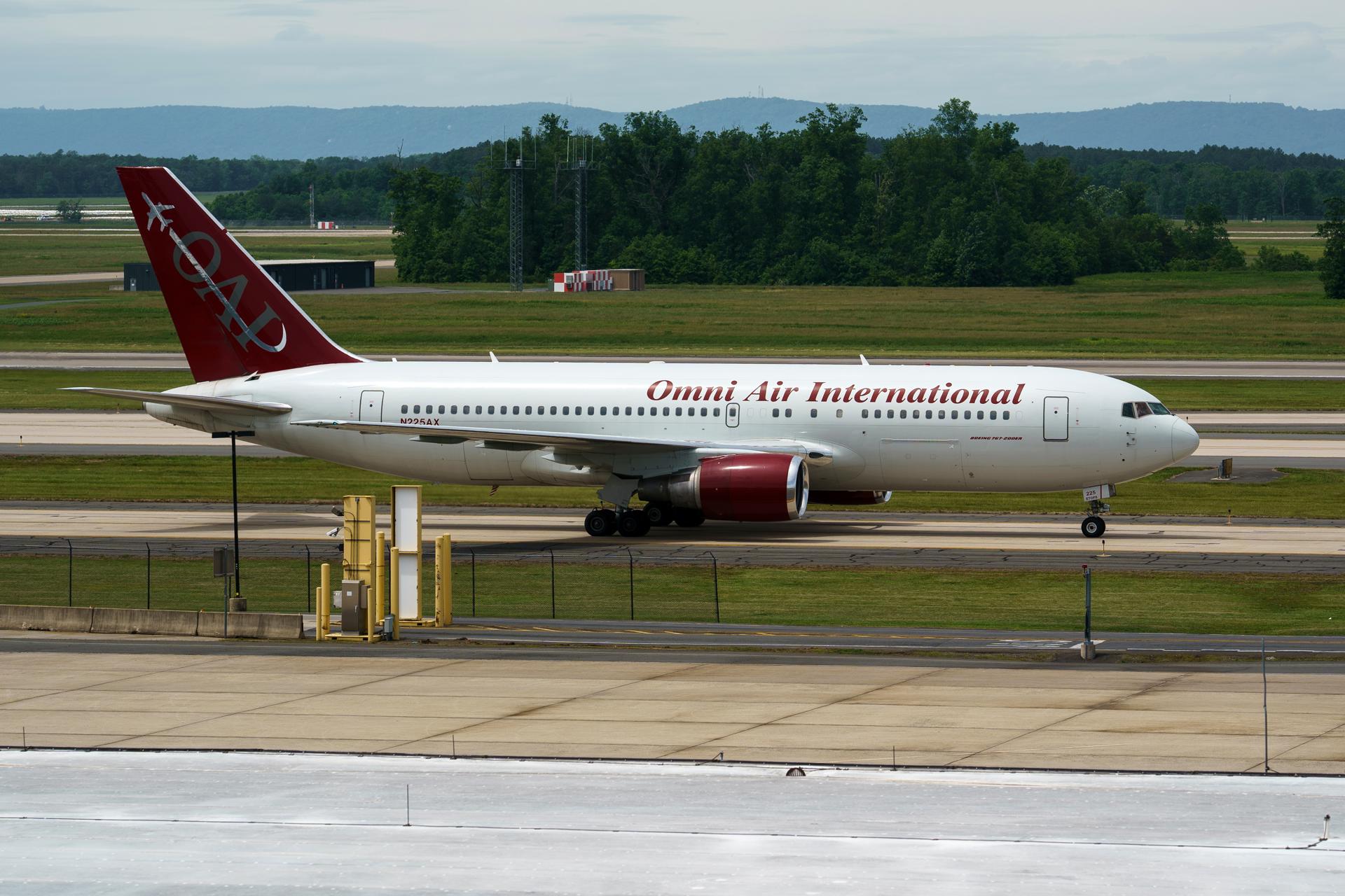 Un vuelo chárter de Omni Air International procedente de Sudáfrica aterriza en el Aeropuerto Internacional Dulles, Dulles, Virginia, EE.UU., el 12 de mayo de 2025. EFE/EPA/WILL OLIVER
