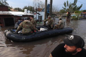 Unas personas se transportan en una lancha a través de una calle inundada en Campana, Buenos Aires (Argentina). EFE/ STR