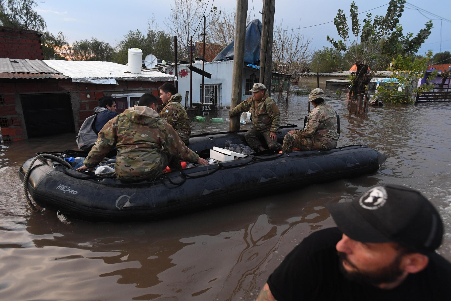 Unas personas se transportan en una lancha a través de una calle inundada en Campana, Buenos Aires (Argentina). EFE/ STR