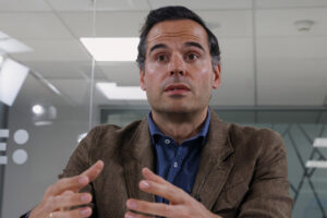 El exvicepresidente de la Comunidad de Madrid Ignacio Aguado, durante una entrevista con la agencia EFE en Madrid. El político considera que la presidenta regional, Isabel Díaz Ayuso, va a intentar "pelear" por el liderazgo el PP nacional porque "ese es su objetivo y el que no lo vea, es que está ciego". EFE/ Blanca Míllez