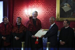 El presidente de Portugal, Marcelo Rebelo de Sousa (2d), al entregar, este 13 de mayo, el certificado de doctorado honoris causa al rey Felipe VI de España (3i), por la facultad de Derecho de la Universidad de Coimbra, en Coimbra (Portugal). EFE/Paulo Novais