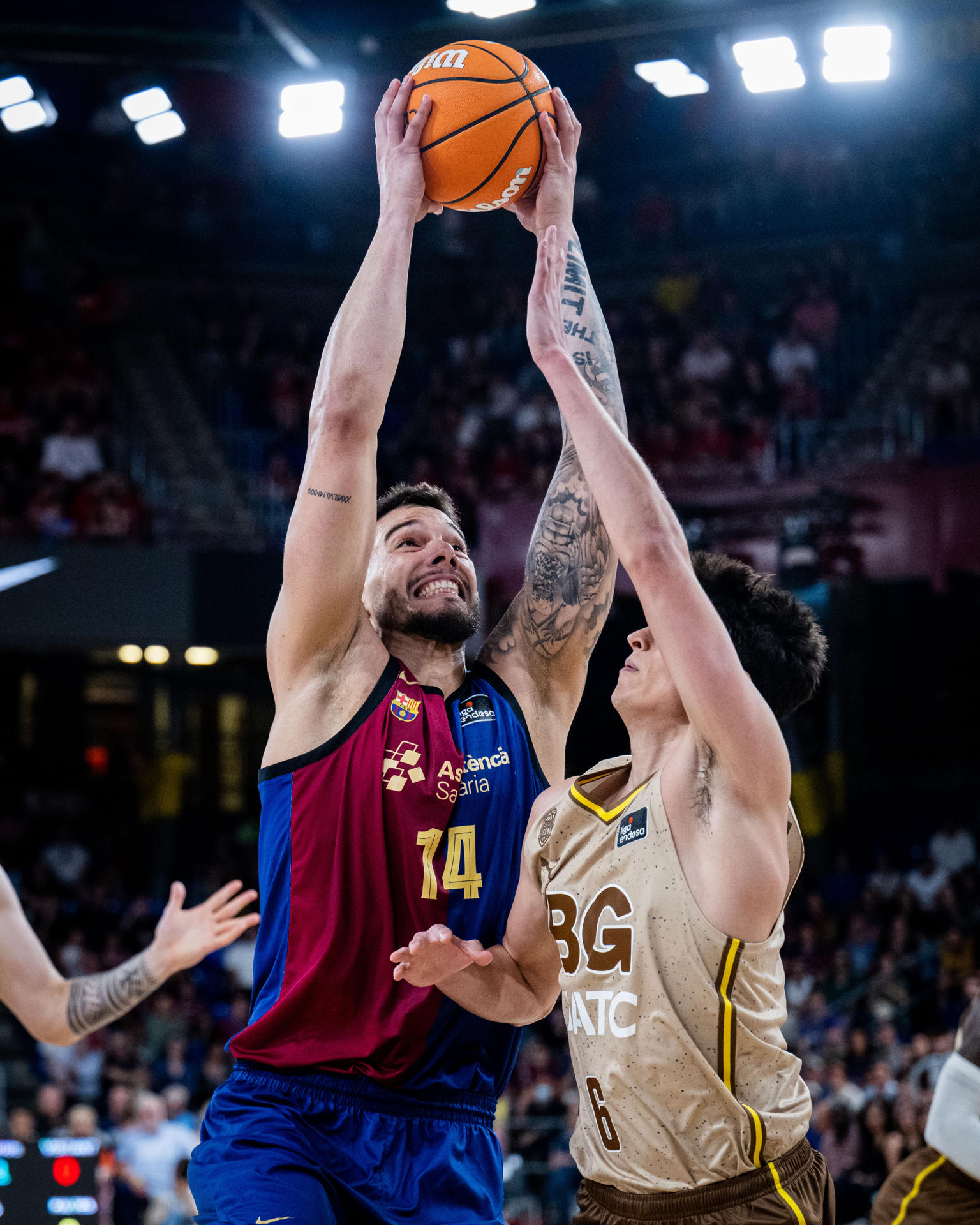 El pívot del Barça Willy Hernangómez (i) en acción ante el base argentino del Bàsquet Girona Juan Marcos este domingo durante un partido de la Liga Endesa de baloncesto, en el Palau Blaugrana de Barcelona. EFE/ Acb Photo / Víctor Salgado