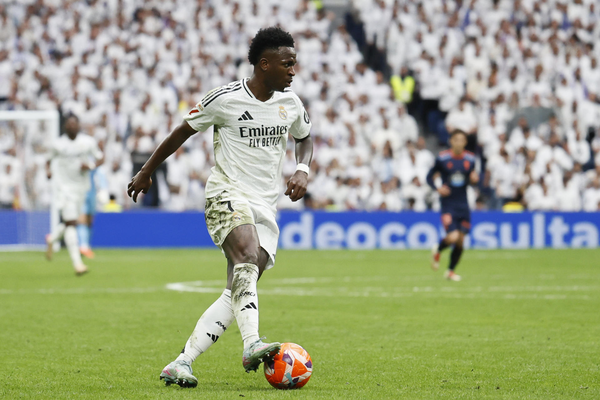 Imagen de archivo de Vinicius Jr durante un partido en el estadio Santiago Bernabéu. EFE/ Blanca Millez