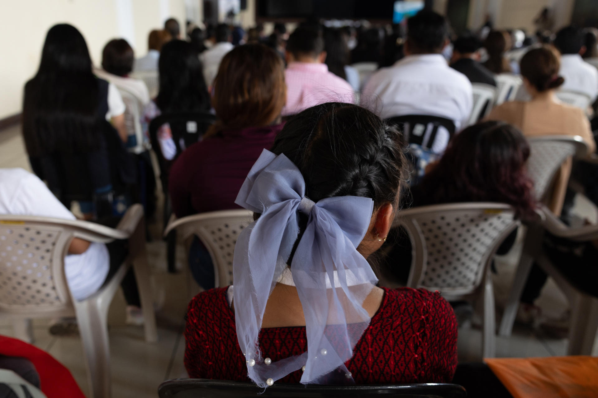Una niña asiste a un evento este miércoles, en el centro histórico de la Ciudad de Guatemala (Guatemala). EFE/ David Toro
