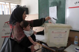 Una mujer libanesa deposita su voto durante las elecciones municipales en un colegio electoral de Beirut, Líbano, 18 de mayo de 2025. 
EFE/EPA/WAEL HAMZEH