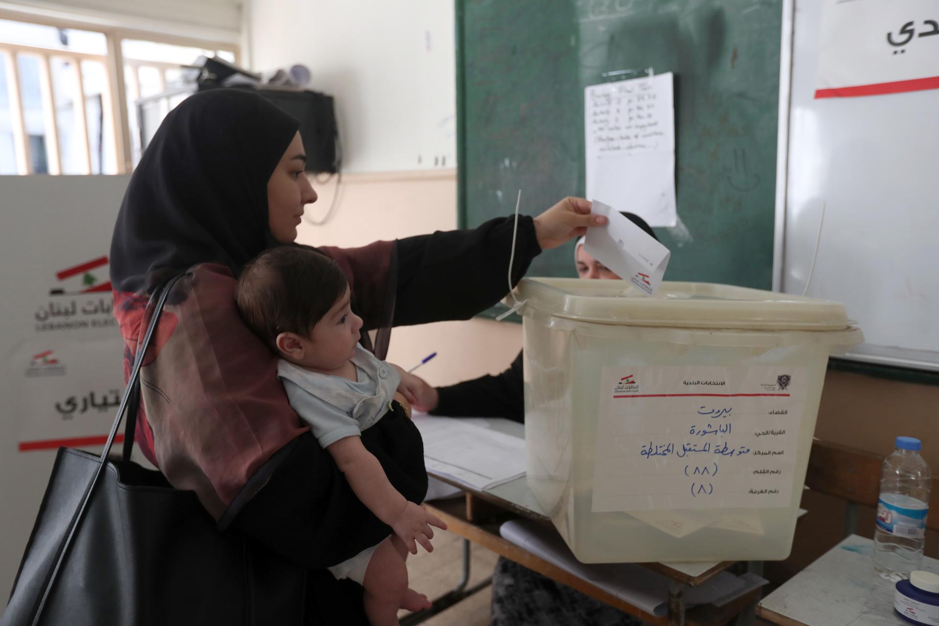 Una mujer libanesa deposita su voto durante las elecciones municipales en un colegio electoral de Beirut, Líbano, 18 de mayo de 2025. 
EFE/EPA/WAEL HAMZEH