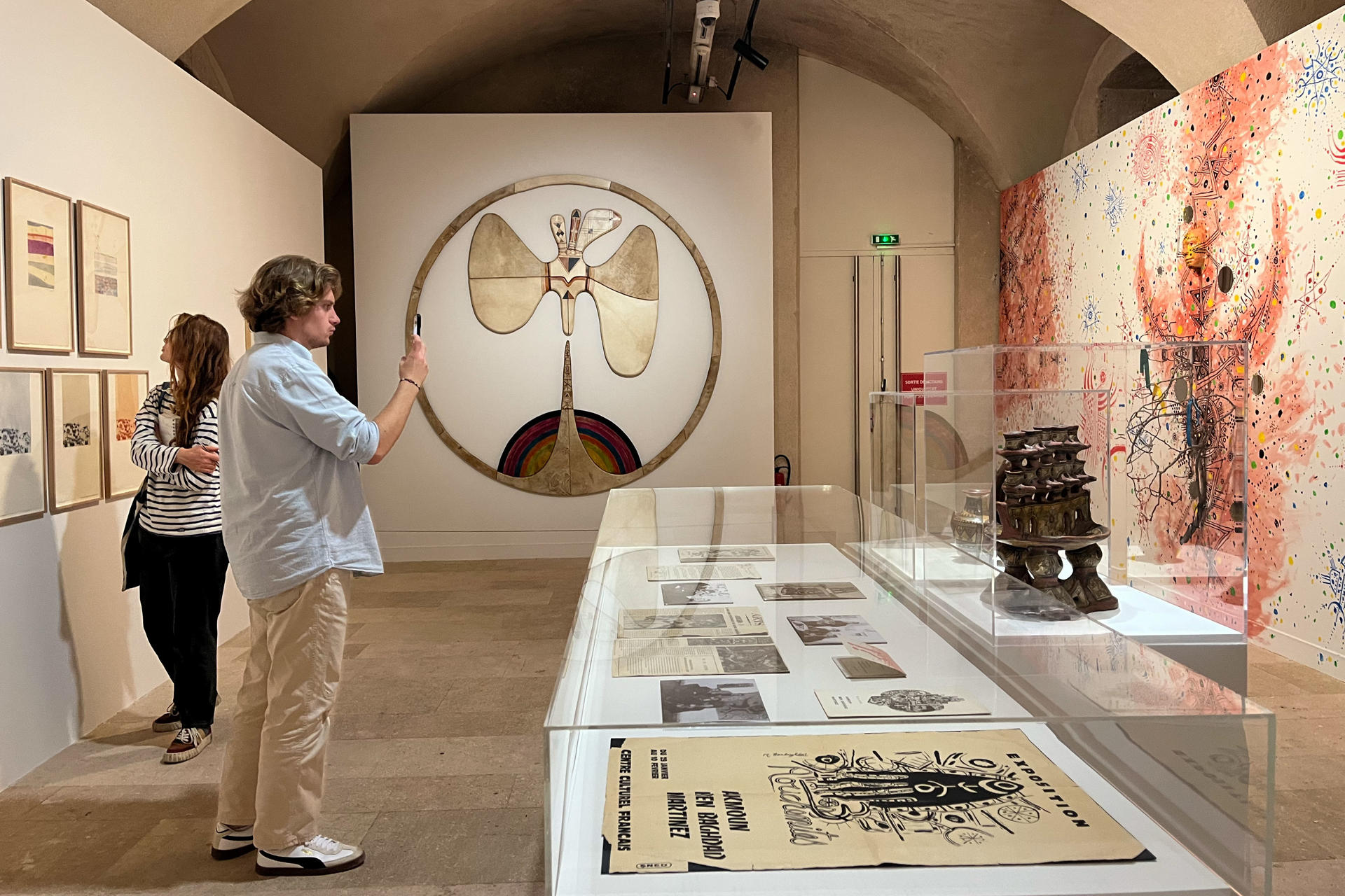 Un visitante fotografía la obra del artista argelino Denis Martinez, parte de la exposición 'Tatuaje. Historias del Mediterráneo' que se podrá visitar desde hoy en el centro cultural Vieille Charité en el corazón de Marsella y que tiene un espacio dedicado al arte contemporáneo del magreb influenciado por esta práctica. El arte del tatuaje, tradicionalmente denostado por estar asociado a las clases más bajas y pueblos aborígenes, pasa de la piel a la galería en una exposición de Museos de Marsella que propone redescubrir el poder identitario de esta práctica y su relación con la historia del arte. EFE/Val Torres