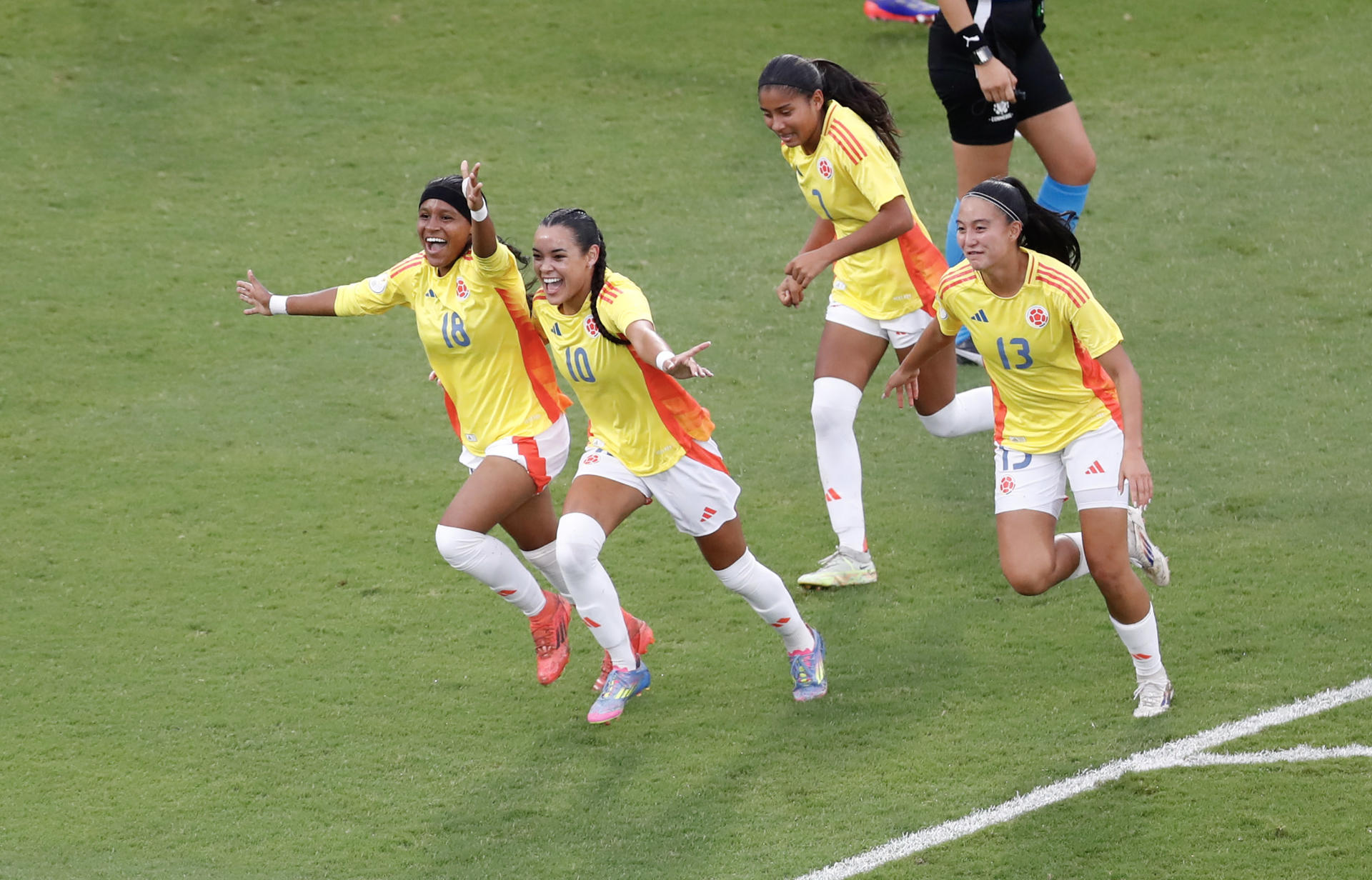 Jugadoras de Colombia celebran un gol en un partido del Sudamericano Femenino Sub-17 entre Chile y Colombia en el estadio Pascual Guerrero, en Cali (Colombia). EFE/Ernesto Guzmán