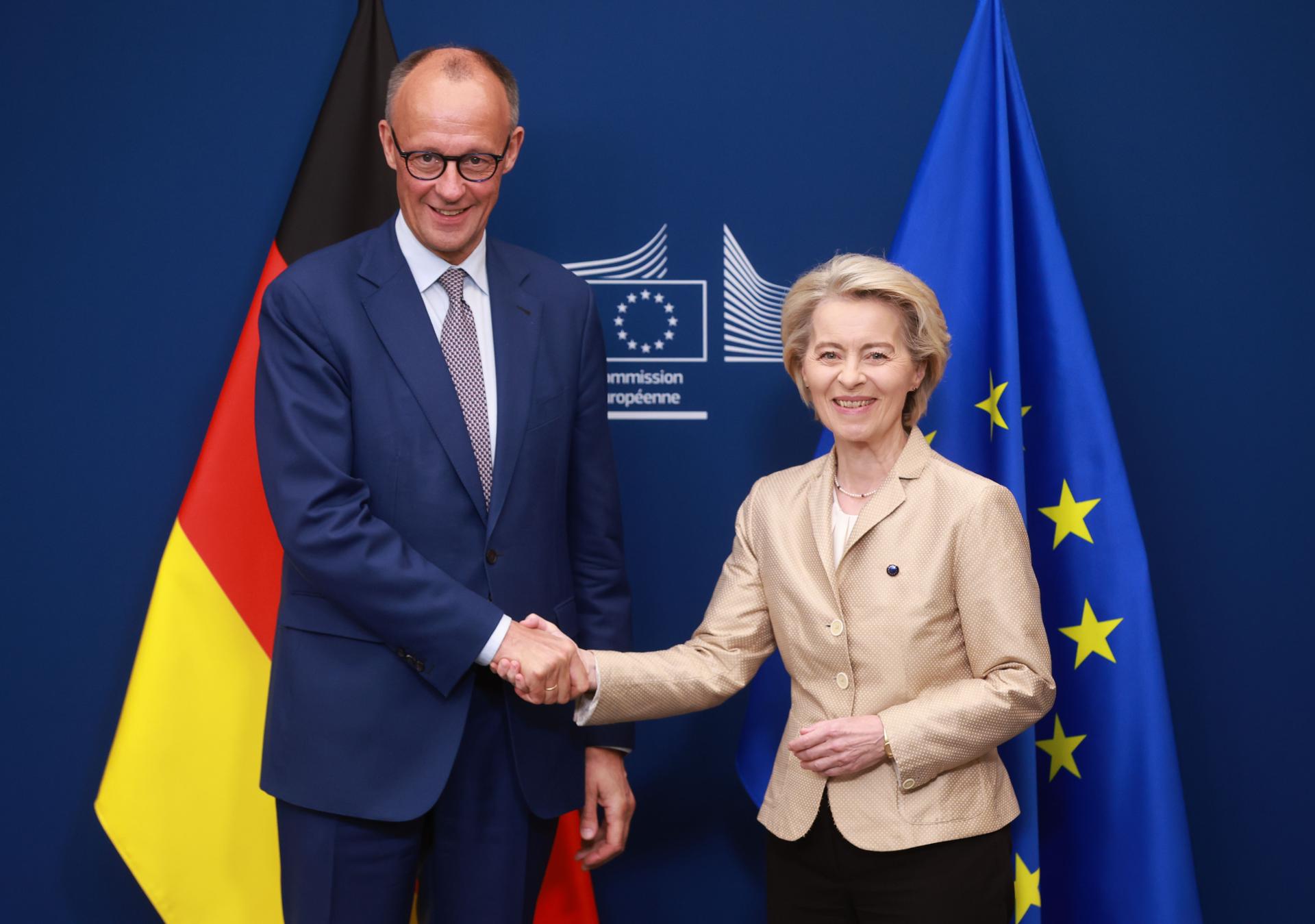 La presidenta de la Comisión Europea, Ursula von der Leyen, da la bienvenida al canciller alemán Friedrich Merz, antes de una reunión en Bruselas, el 9 de mayo de 2025. EFE/EPA/OLIVIER HOSLET