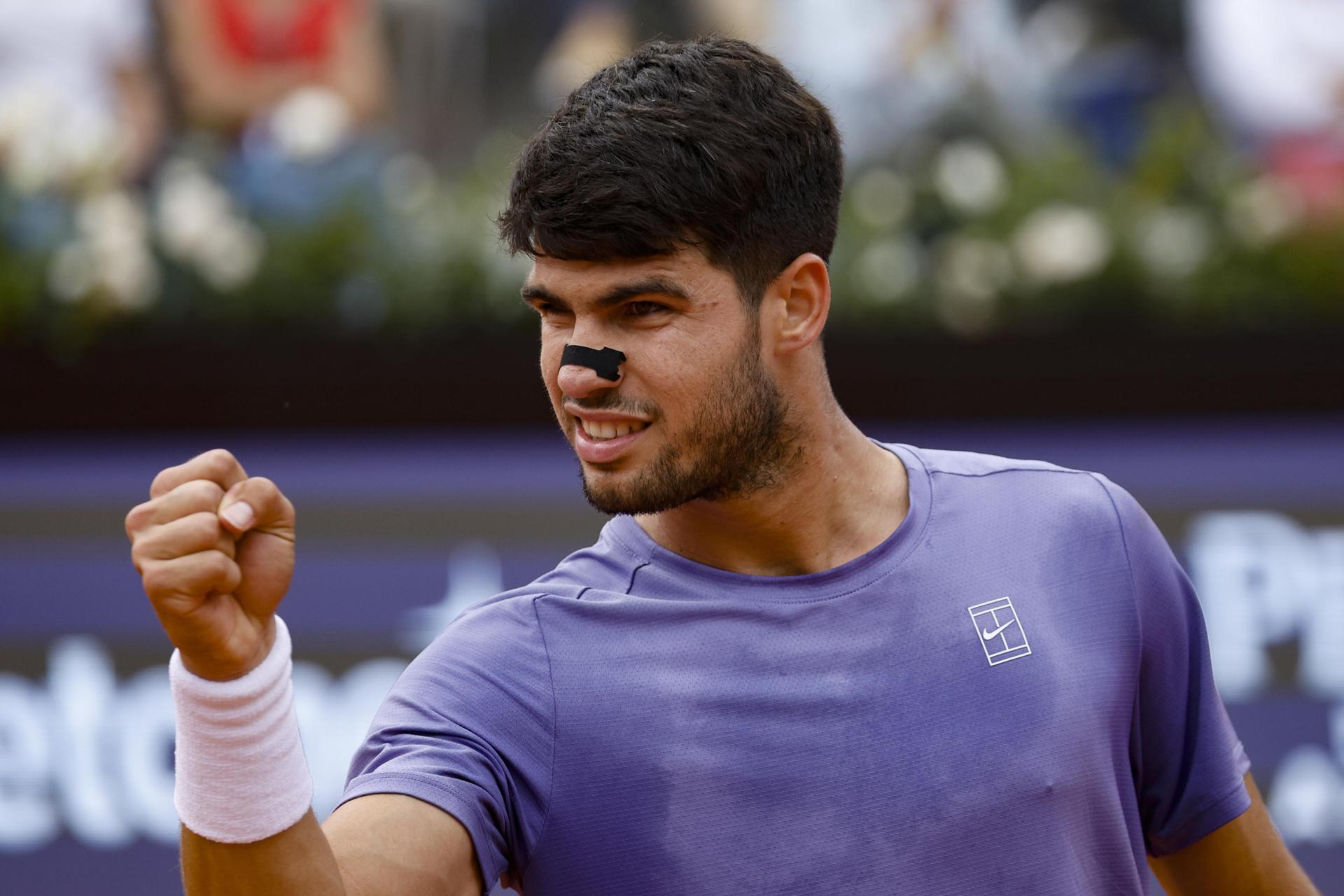 El español Carlos Alcaraz, número 3 del mundo, en su partido de curtos en Roma. EFE/EPA/FABIO FRUSTACI
