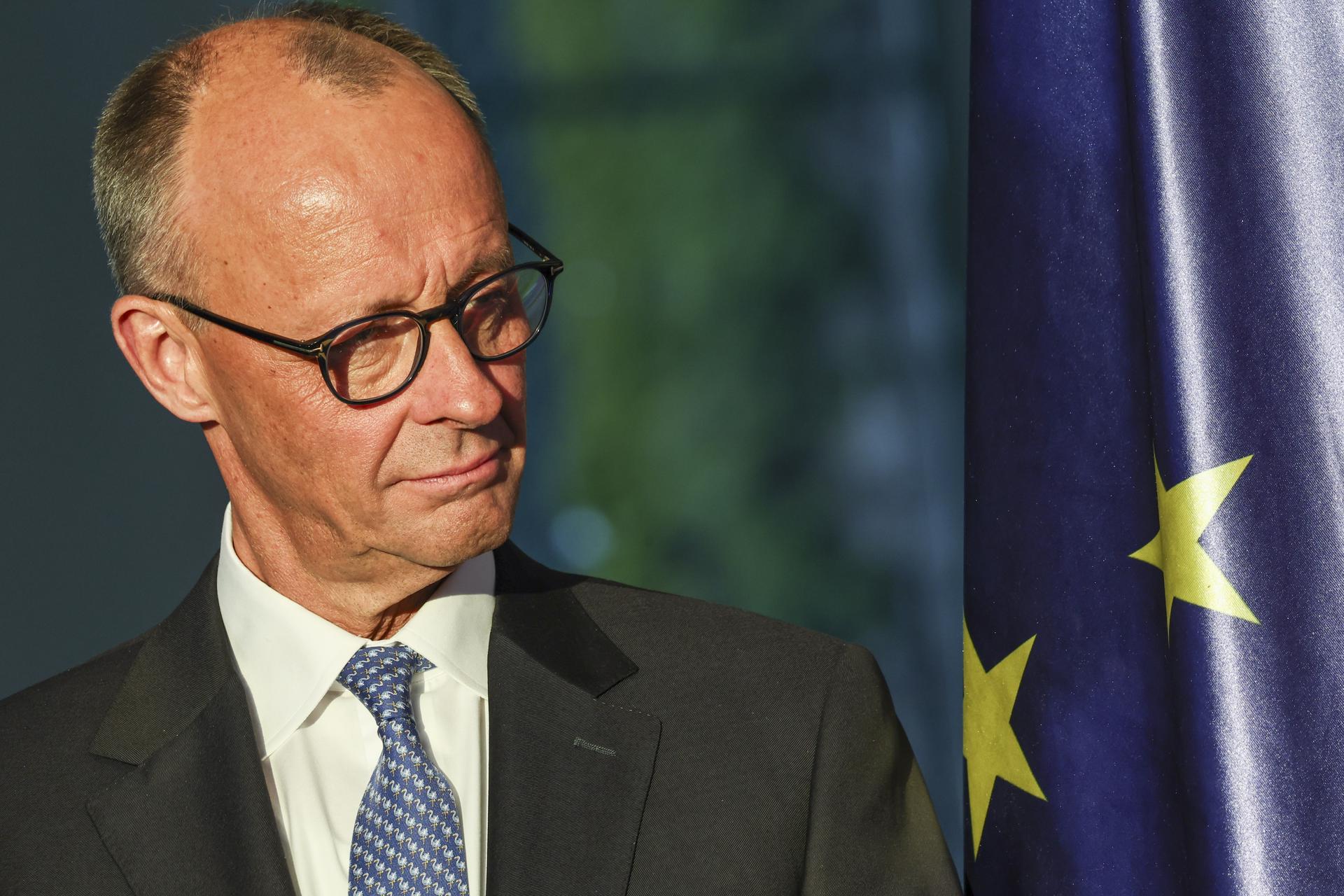 El recién elegido canciller alemán Friedrich Merz asiste a una ceremonia de traspaso de poderes en la Cancillería en Berlín, Alemania, el 6 de mayo de 2025. Se espera que el nuevo gobierno alemán se forme entre los partidos de la Unión de la Unión Demócrata Cristiana (CDU) y la Unión Social Cristiana (CSU) y el socio de coalición Partido Socialdemócrata (SPD). (Alemania) EFE/EPA/FILIP SINGER