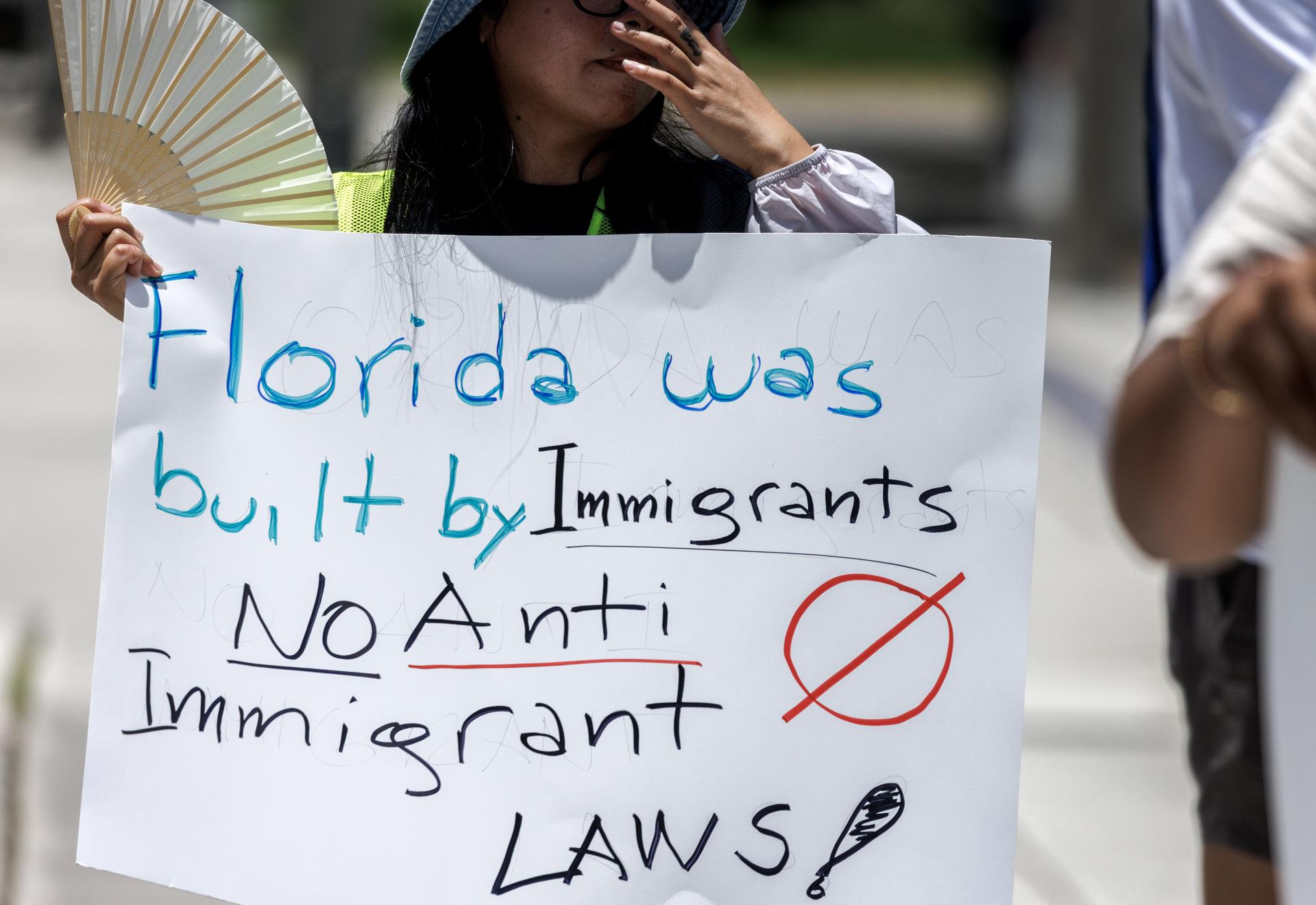 Activistas de inmigración asisten a una manifestación frente al juzgado Wilkie D. Ferguson en Miami, Florida. EFE/EPA/CRISTOBAL HERRERA-ULASHKEVICH