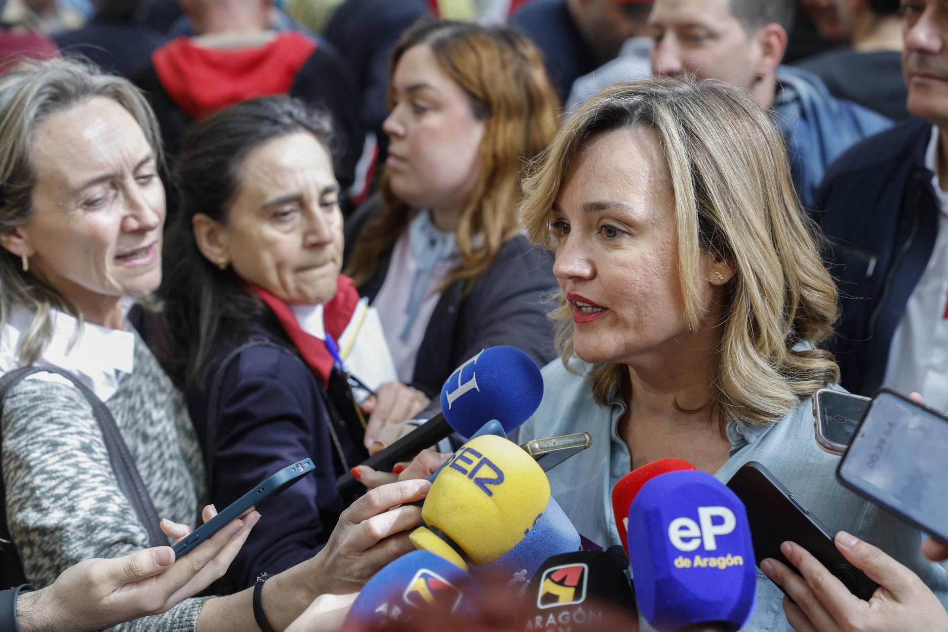 La portavoz del Ejecutivo, Pilar Alegría, atiende a los medios antes de participar en la manifestación convocada por UGT y CCOO con motivo del Primero de Mayo, este jueves en la Plaza San Miguel de Zaragoza. EFE/ Javier Cebollada