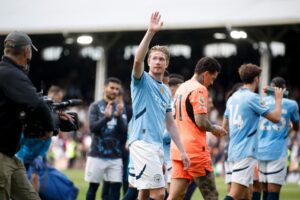 El jugador Kevin De Bruyne, del Manchester City, aplaudea a su afición tras el final del partido que han jugado Fulham y Manchester City en Londres, Reino Unido. EFE/EPA/DAVID CLIFF