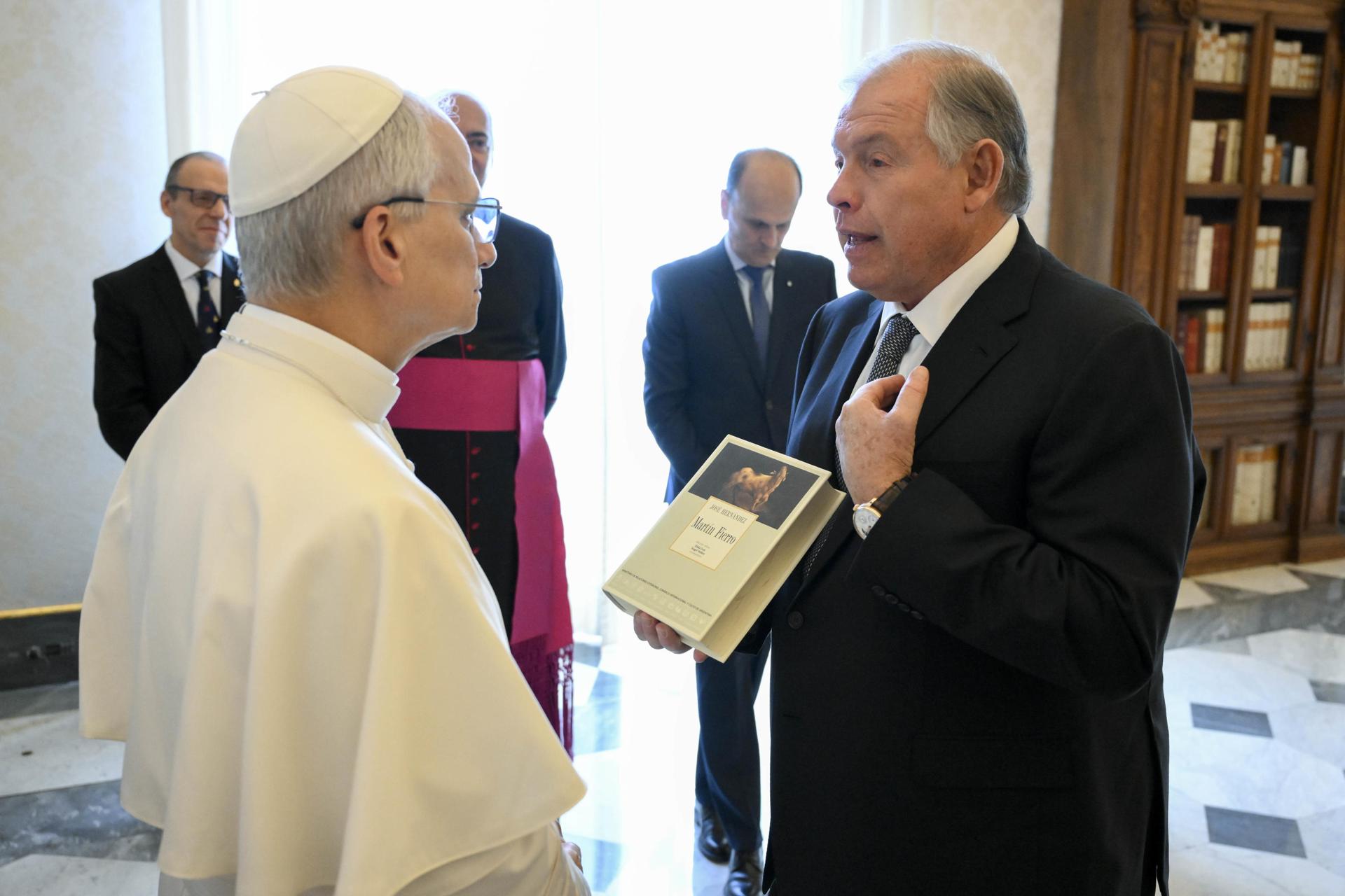 Papa León XIV y el canciller argentino Gerardo Werthein, durante su reunión en el Vaticano, el 19 de mayo de 2025. (Papa) EFE/VATICAN MEDIA HANDOUT.
//////////
VATICAN CITY (Vatican City State (Holy See)), 19/05/2025.- A handout picture provided by the Vatican Media shows Pope Leo XIV and Minister of Foreign Affairs and Worship of Argentina Gerardo Werthein during their meeting in the Vatican, May 19, 2025. (Papa) EFE/EPA/VATICAN MEDIA HANDOUT HANDOUT EDITORIAL USE ONLY/NO SALES