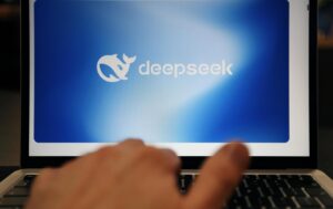 Fotografía de archivo que muestra el logotipo de la firma tecnológica china DeepSeek en un computador en Londres. EFE/EPA/ANDY RAIN