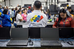 Trabajadores del Consejo Nacional Electoral (CNE) participan en el proceso de auditoría de producción de máquinas de votación este domingo, en Caracas (Venezuela). EFE/ Miguel Gutiérrez