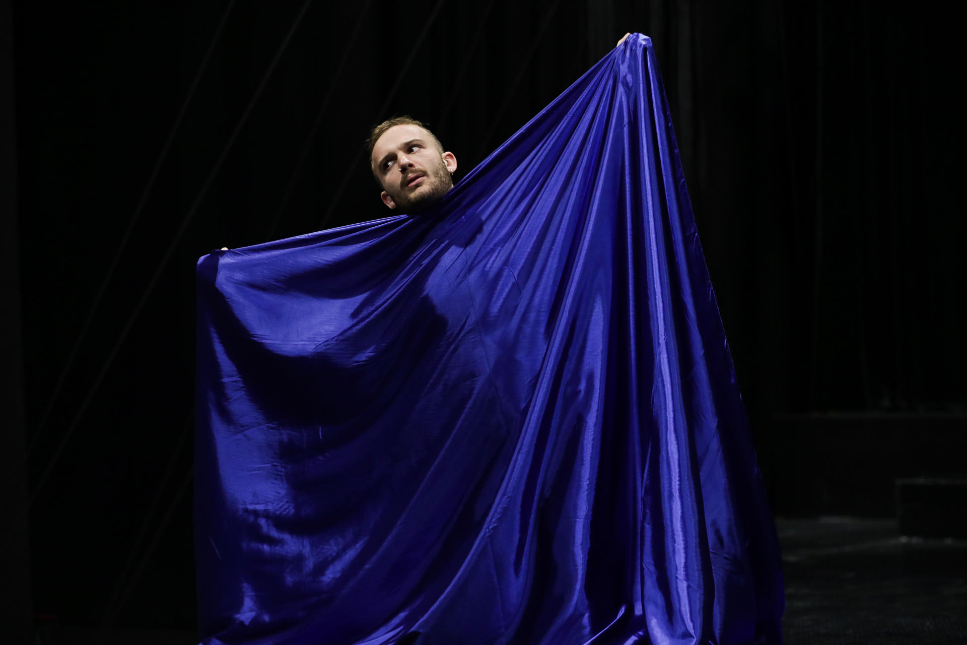 Un hombre participa en un ensayo de la obra 'Zucco' este lunes, en el Auditorio Nacional del Sodre en Montevideo (Uruguay). EFE/ Alejandro Prieto
