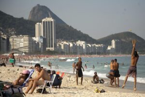 Imagen de archivo de una playa en Río de Janeiro (Brasil). EFE/ SANTIAGO CARNERI