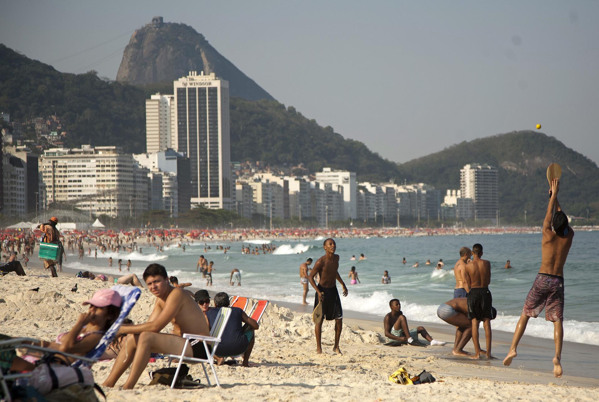 Imagen de archivo de una playa en Río de Janeiro (Brasil). EFE/ SANTIAGO CARNERI