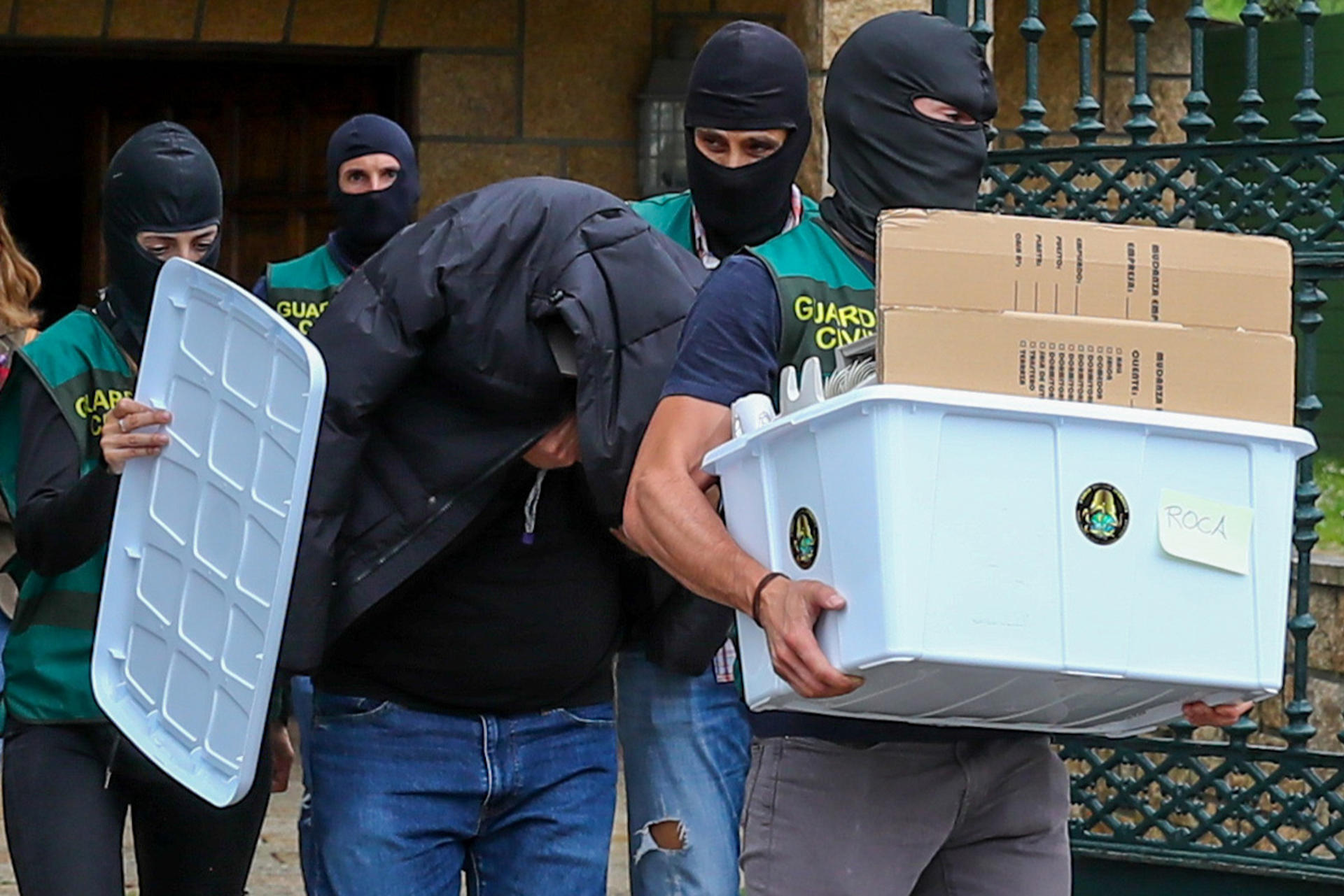 Foto de archivo de agentes de la Unidad Central Operativa (UCO) de la Guardia Civil en una operación con detenidos. EFE/ Sxenick