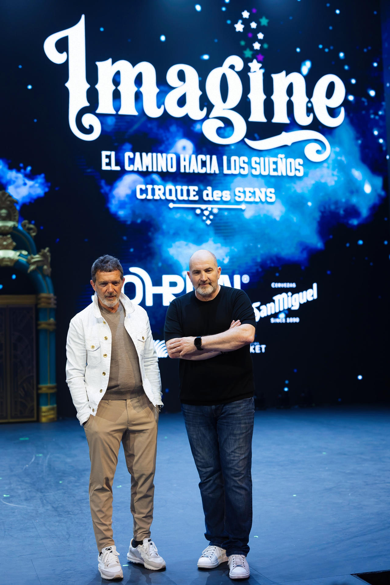 El actor y director Antonio Banderas (i) junto a su socio Domingo Merlín tras el pase gráfico este viernes del espectáculo de circo 'Imagine.El camino hacia los sueños', que se reestrena en el Espacio Sohrlin Andalucía en Málaga, un proyecto que admite que es todavía "muy pequeño", pero que sigue dirigiéndose hacia lo que soñó. EFE/Carlos Díaz.