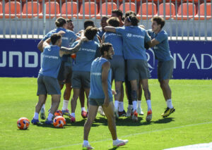 Los jugadores del Atlético de Madrid, en el entrenamiento de este sábado. EFE/ Víctor Lerena