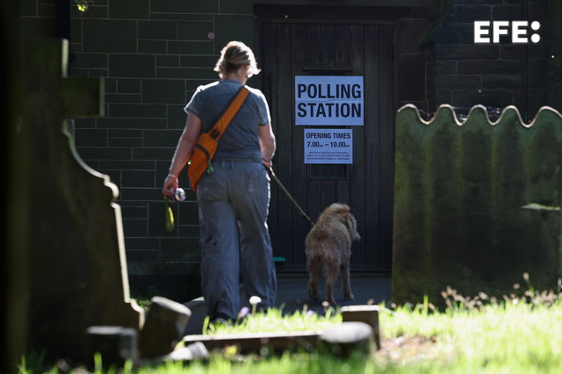 Un votante entra en un centro de votación en Runcorn, en el Reino Unido, el 1 de mayo de 2025.EFE/EPA/ADAM VAUGHAN