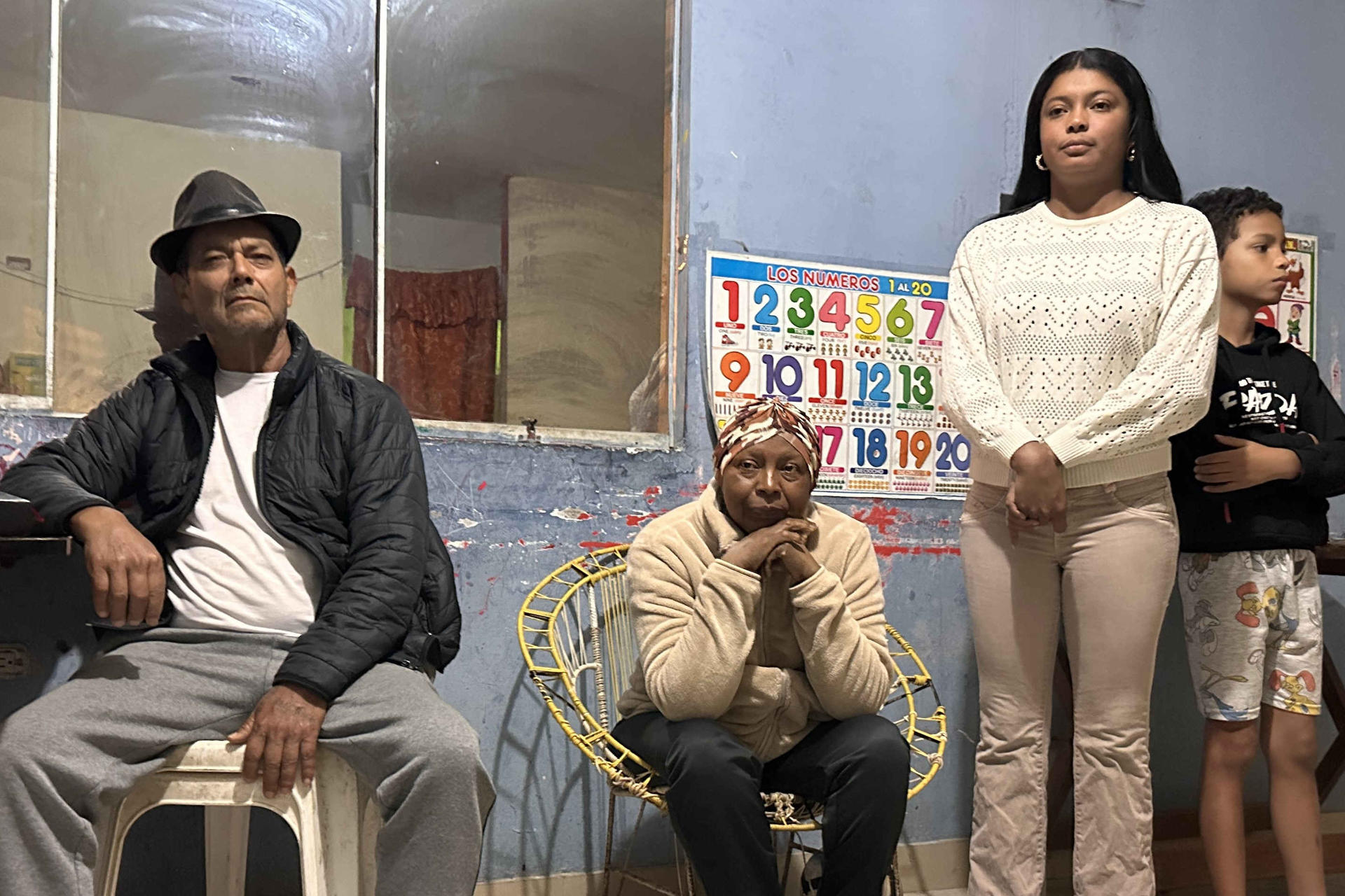 La familia Ferrer posa en Chiclayo (Perú). EFE/ Mikhail Huacan