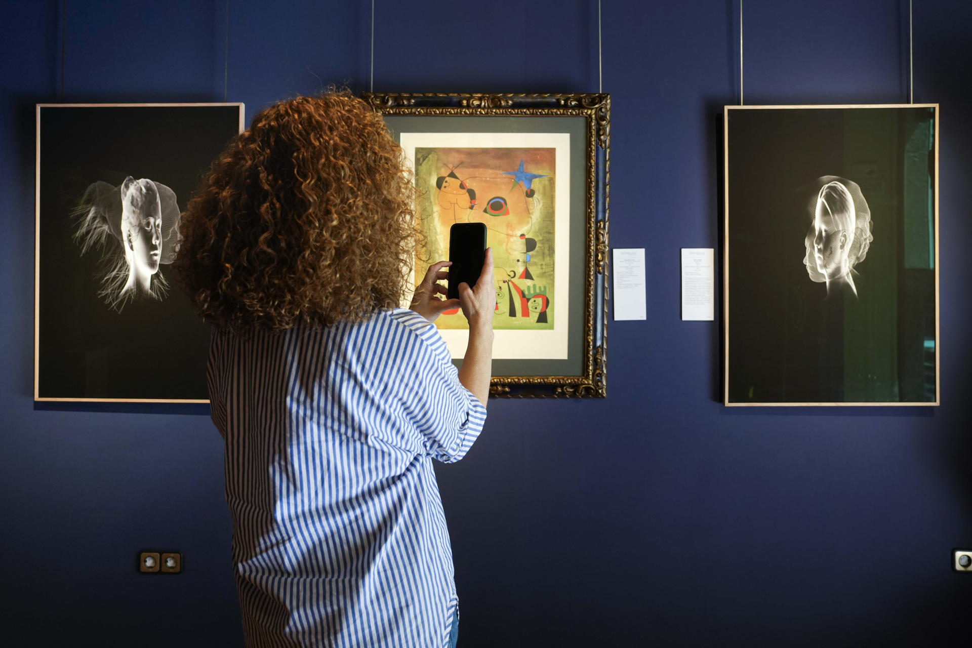 Obras de Jaume Plensa conviven con otras de Joan Miró y Pablo Picasso en la Galería Gothsland de Barcelona en la exposición 'The Art of Master Prints', que explora el proceso de creación del grabado en los tres artistas. EFE/Enric Fontcuberta