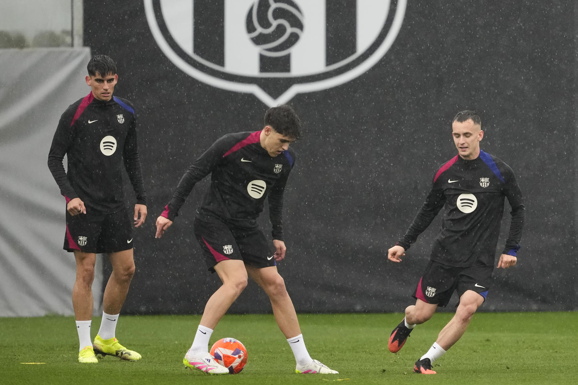Los jugadores del FC Barcelona, Pau Cubarsí (c), Gerard Martin (i) y Marc Casadó (d), durante el entrenamiento realizado en la Ciudad Deportiva Joan Gamper de cara la partido de la Liga que jugarán contra el Real Valladolid. EFE/Alejandro García