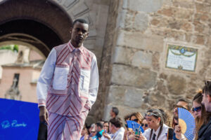 Momento del desfile de Félix Ramiro este jueves, durante la segunda edición de 'Castilla-La Mancha es Moda', en Toledo. La segunda edición de 'Castilla-La Mancha es Moda' concluye con un desfile de Ulises Mérida, Raquel López, Carmen Alba y Félix Ramiro. EFE/ Ángeles Visdómine