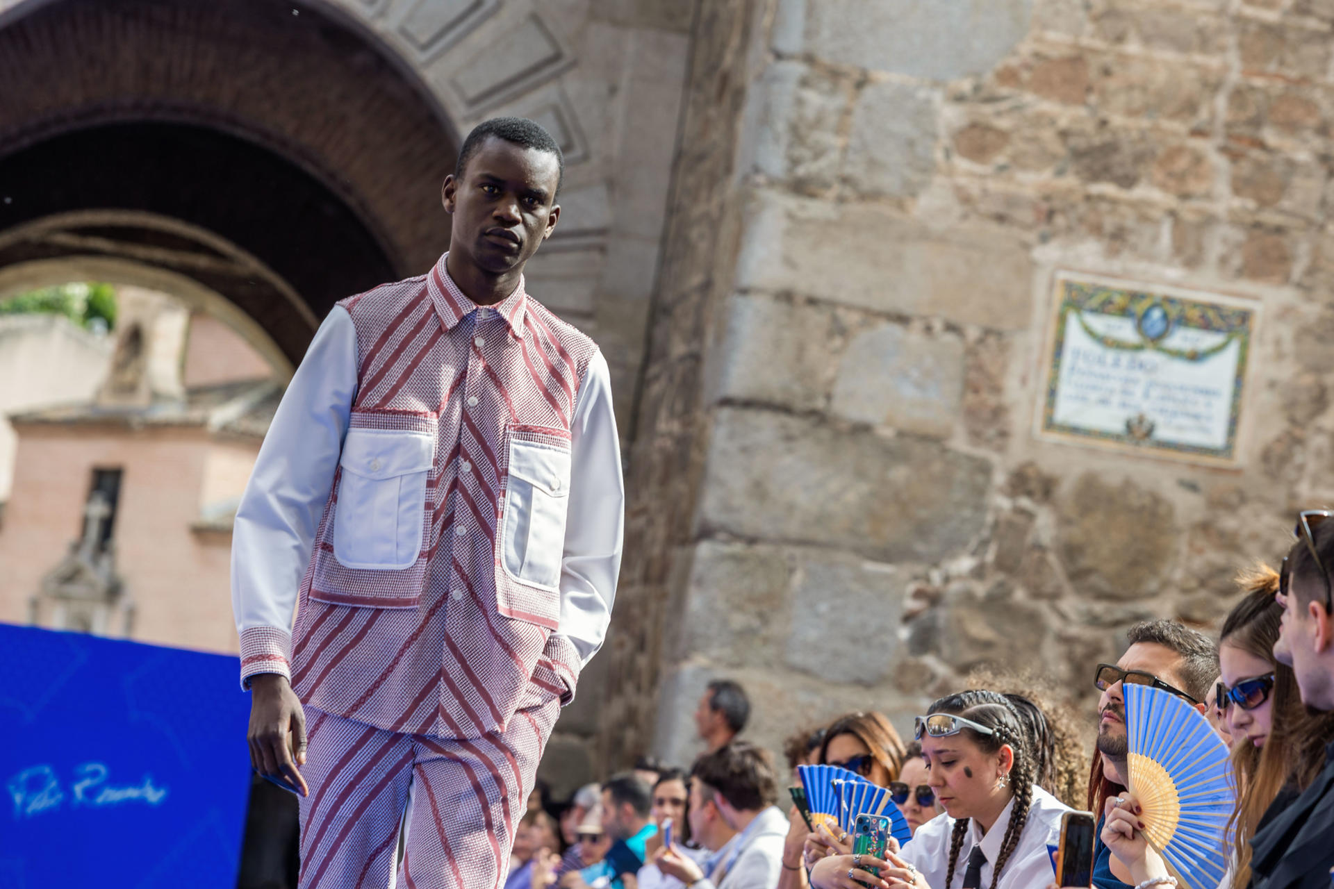 Momento del desfile de Félix Ramiro este jueves, durante la segunda edición de 'Castilla-La Mancha es Moda', en Toledo. La segunda edición de 'Castilla-La Mancha es Moda' concluye con un desfile de Ulises Mérida, Raquel López, Carmen Alba y Félix Ramiro. EFE/ Ángeles Visdómine
