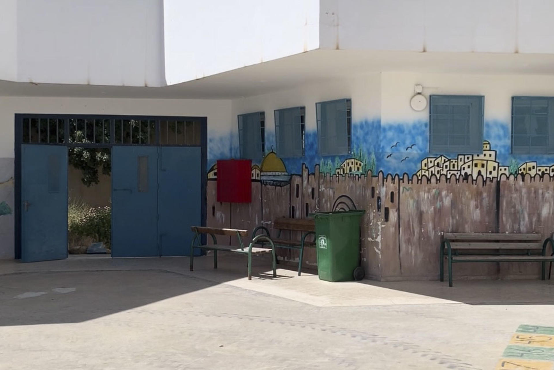 - A pocos días de que se cumpla el plazo dado por las autoridades israelíes para clausurar las escuelas de la UNRWA (la agencia de la ONU para los refugiados palestinos) en Jerusalén Este, las madres del campamento de Shuafat se niegan a contemplar alternativas. "Creo que esta escuela es extraordinaria, es excepcional. Yo estudié en esta escuela y por eso traje a mi hija aquí", explica a EFE Anuar, una joven madre de 27 años junto a su hija de 8, Tagrid. EFE/ Jorge Dastis