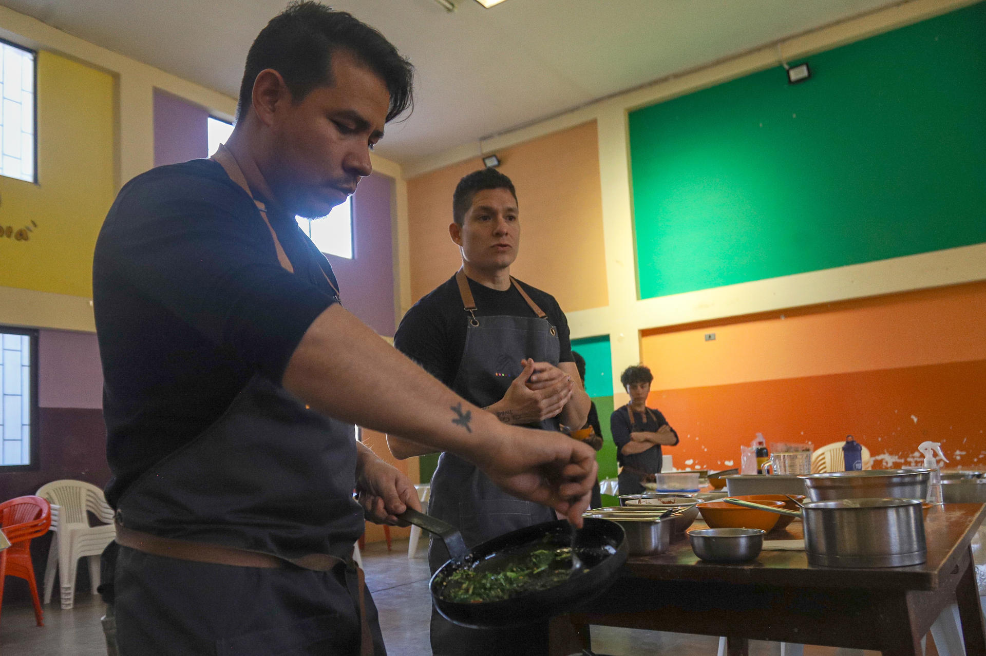 Chefs peruanos dan una clase práctica a vendedoras de comedores populares el 28 de mayo de 2025, en La Paz (Bolivia). EFE/ Gabriel Márquez