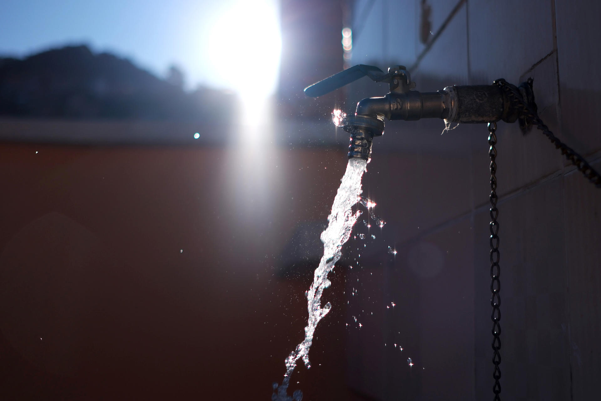 Un grifo deja caer agua en un domicilio, en una fotografía de archivo. EFE/Luis Gandarillas