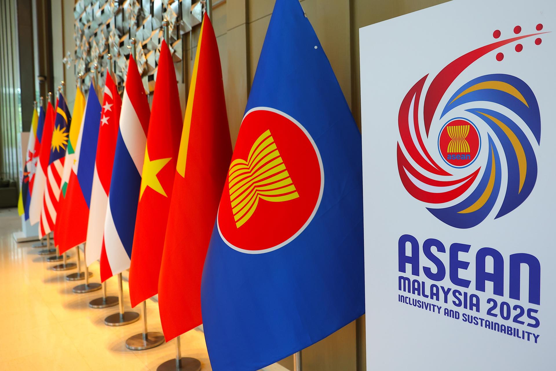Fotografía de archivo, tomada el 17/01/2025, que muestra banderas de los países que conforman la Asociación de Naciones del Sudeste Asiático (ASEAN) en Malasia. EFE/EPA/FAZRY ISMAIL