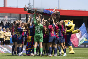 Las jugadoras del FC Barcelona mantean a su entrenadora, Natalia Astrain, para celebrar su título de Liga después de su partido de la Primera División femenina contra el Athelic Club de Bilbao disputado este domingo en Barcelona. EFE/Marta Pérez