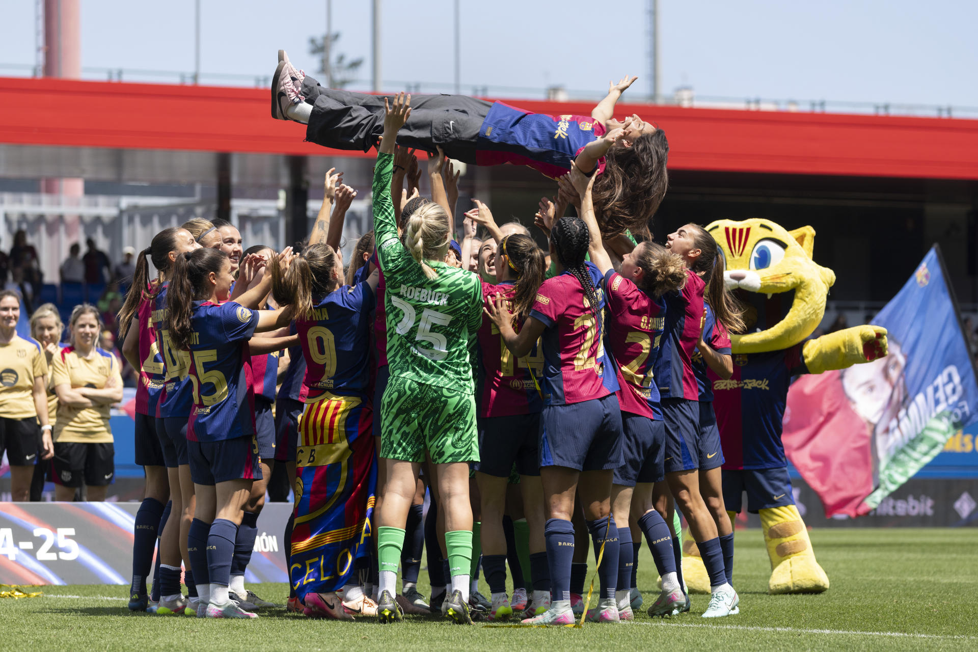 Las jugadoras del FC Barcelona mantean a su entrenadora, Natalia Astrain, para celebrar su título de Liga después de su partido de la Primera División femenina contra el Athelic Club de Bilbao disputado este domingo en Barcelona. EFE/Marta Pérez