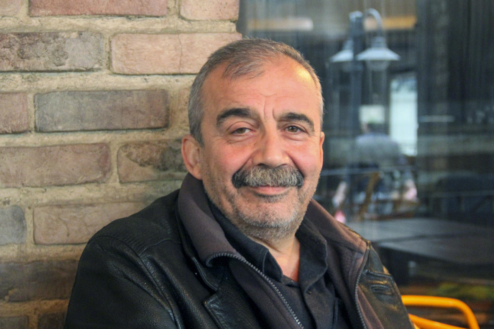 Fotografía de archivo, tomada en mayor de 2023, del diputado, cineasta y actor turco Sirri Süreyya Önder, quien falleció a los 62 años de edad. EFE/Ilya U. Topper