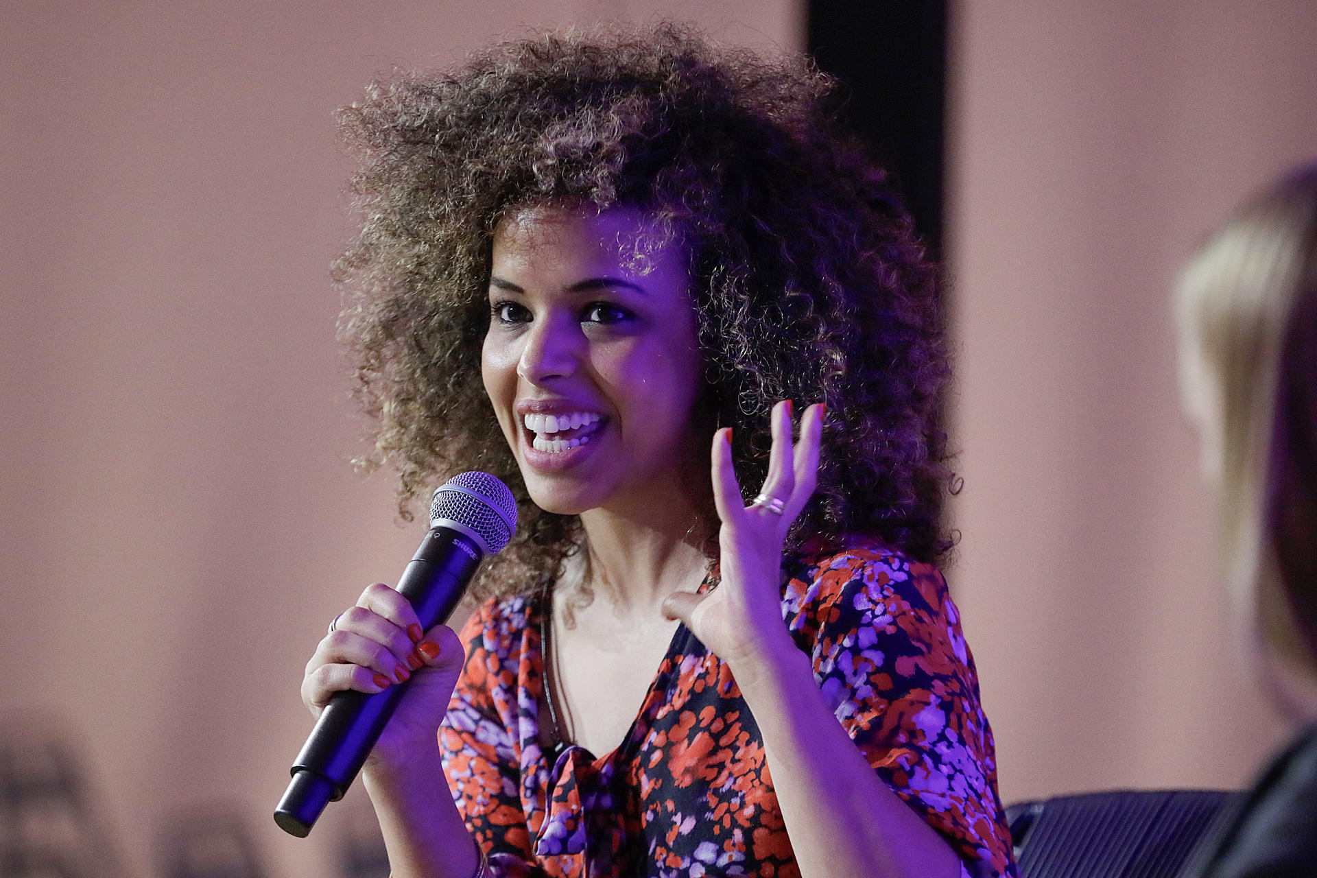 La escritora saharaui Ebbaba Hameida habla durante la charla 'Diásporas y Exilio' este miércoles, en el marco de la Feria del Libro de Bogotá (FilBo), en Bogotá (Colombia). EFE/ Carlos Ortega