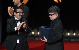 El director iraní Jafar Panahi (derecha) recibe la Palma de Oro de la 78 edición del Festival de Cine de Cannes por su película 'Un simple accident' ('Un simple accidente'. EFE/EPA/MOHAMMED BADRA